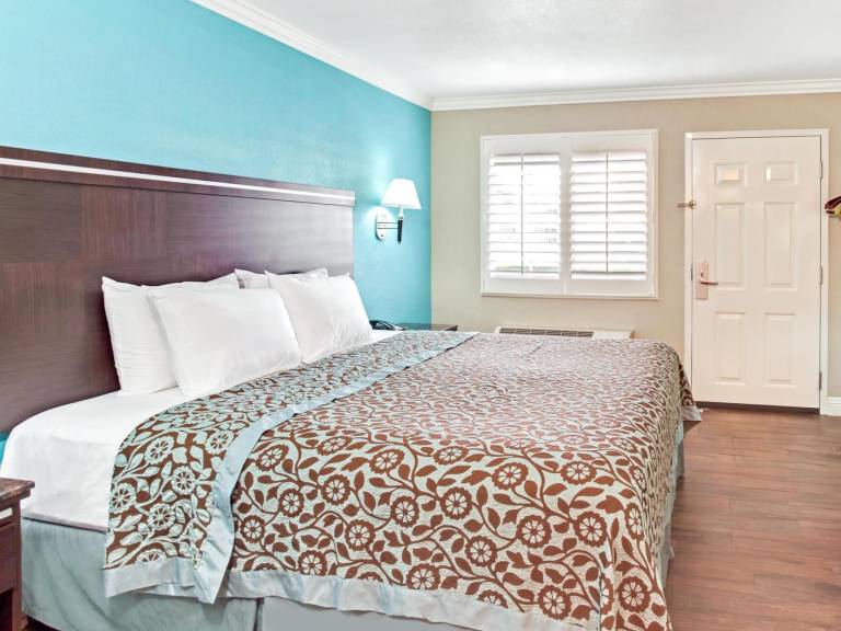 Cabana Inn & Suites in Long Beach, CA