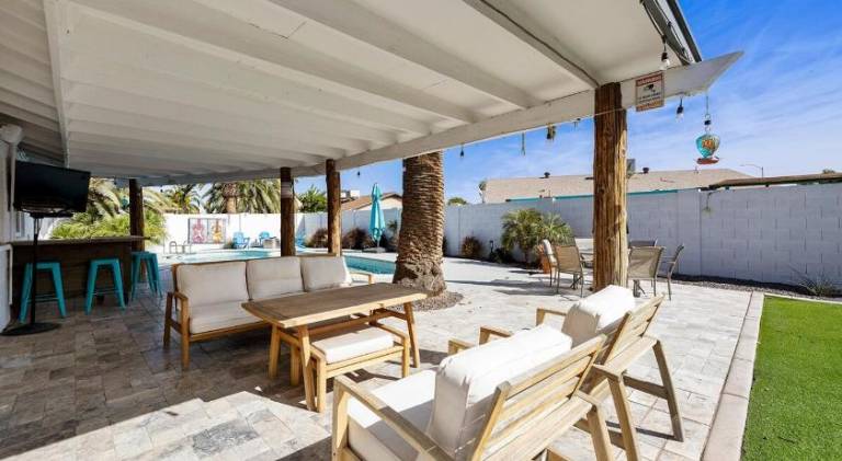 Vacation home with pool | Pets are welcome — photo 4