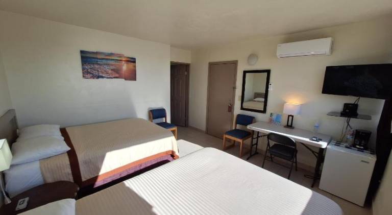 33 Bungalow Seaside Hotel & Victors RV Park — photo 2