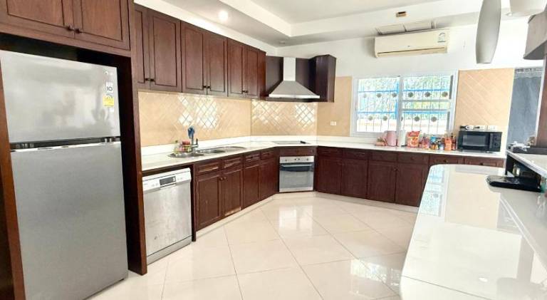 Spacious house with yard, patio & pool | Beach nearby | Pets allowed — photo 3