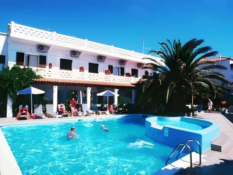 Pleasant serviced apartment with pool, garden & patio | Close to the beach | Pets are welcome in Samos