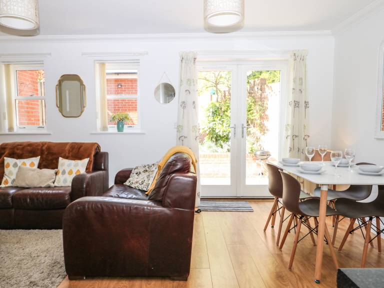 Family-oriented charming cottage with patio & garden | Pets are welcome — photo 5