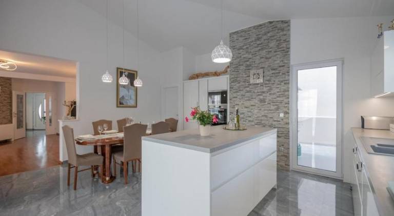 Ample vacation home with pool | Pets are welcome — photo 4