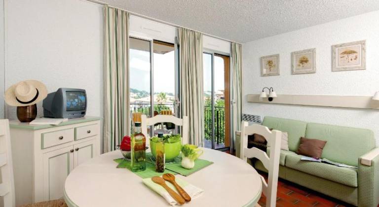 Holiday apartment with garden & pool — photo 3