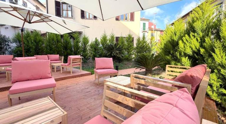 Serviced apartment with yard & terrace | Suitable for remote work | Pets allowed — photo 4