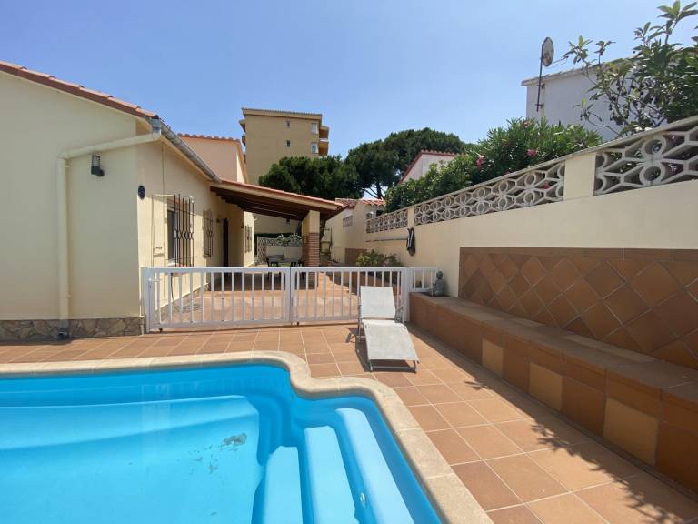 Villa with grill & private pool in L'Escala