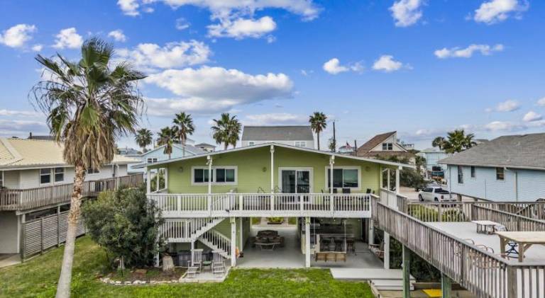Vacation home with private pool, garden & barbeque in Galveston, TX