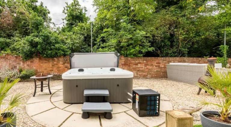 Stylish Tudor Cottage & Hot Tub — photo 5