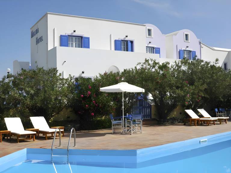 Serviced apartment with BBQ, pool & patio in Santorini