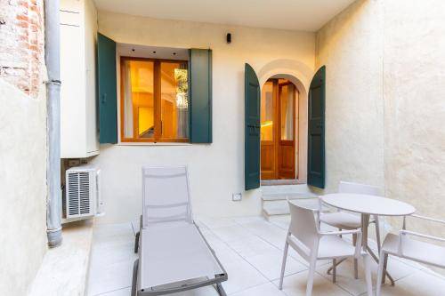 Apartment with patio & yard — photo 4