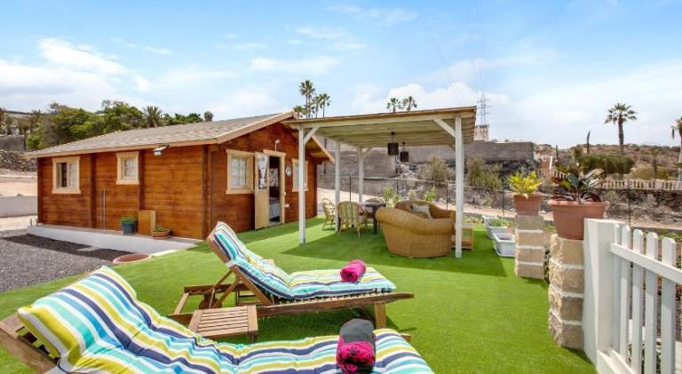 Vacation home with hot tub, BBQ & garden in Adeje