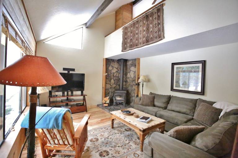 8 Leisure - Light & Bright Home, Hot Tub, Quiet Area Close to SHARC Passes Included — photo 2