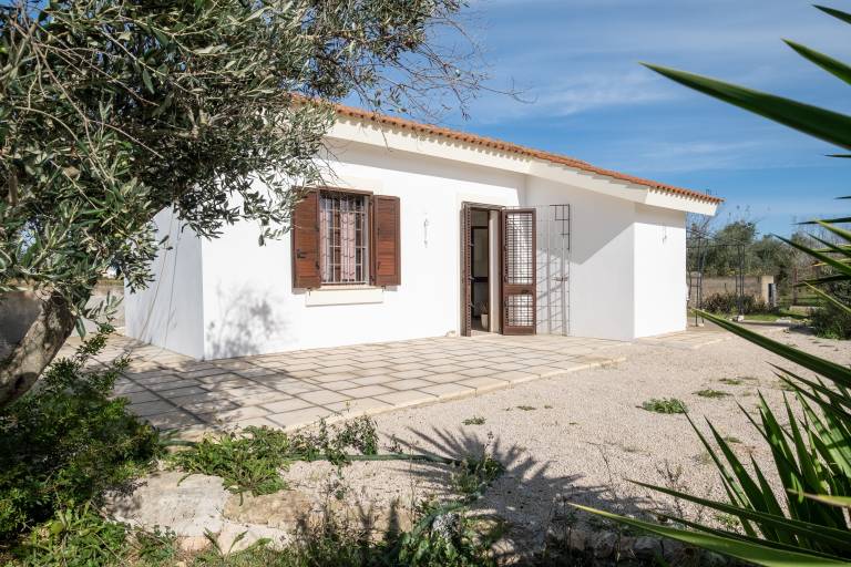 House with grill, terrace & garden | Garden view in Nardò