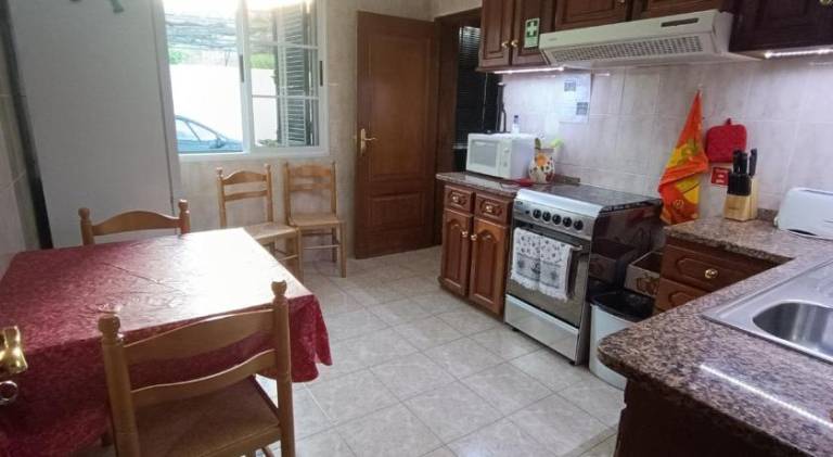 House with patio & barbeque — photo 4