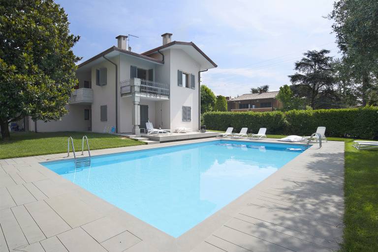 Apartment with terrace, pool & garden in Pozzolengo