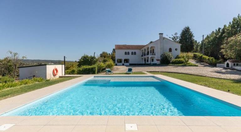 Charming villa with private pool, patio & BBQ | Pet-friendly in Coimbra