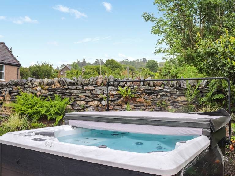 Cottage with garden, hot tub & grill | River view in Conwy