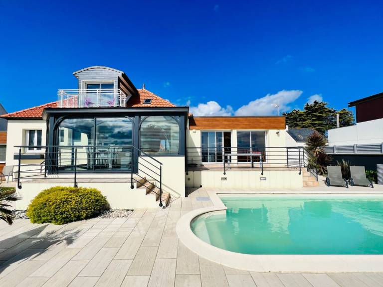 Vacation home with barbecue, garden & private pool | Pet-friendly — photo 2