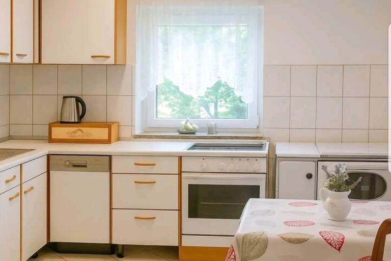 Fully equipped vacation home with barbeque, patio & yard | Pets allowed — photo 3