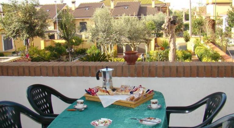 Rental apartment with patio & yard — photo 4