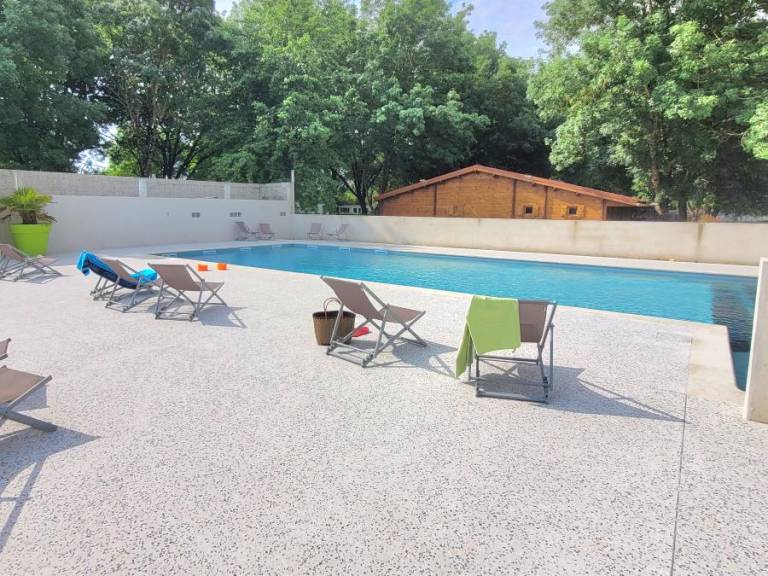 Charming mobile home with pool | Pet-friendly — photo 3