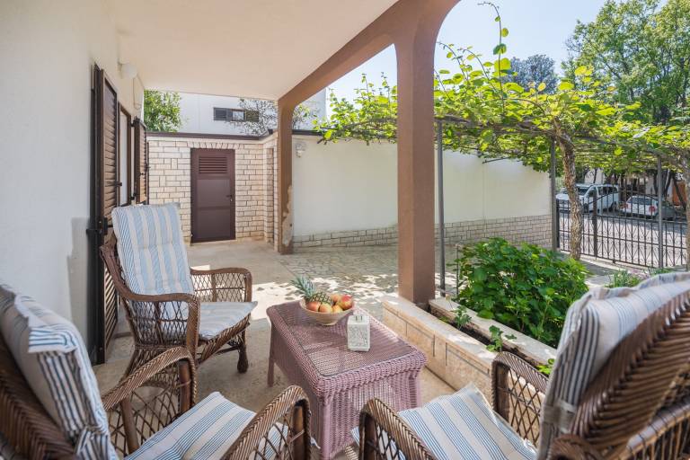 Apartment with BBQ, yard & patio — photo 3