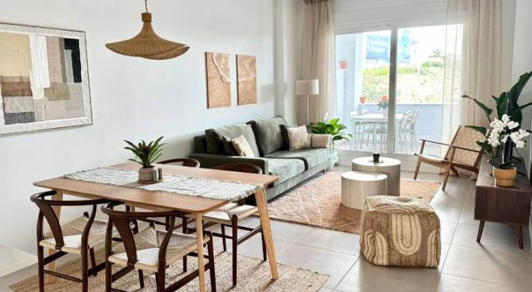 Rental apartment with yard, pool & patio in Estepona