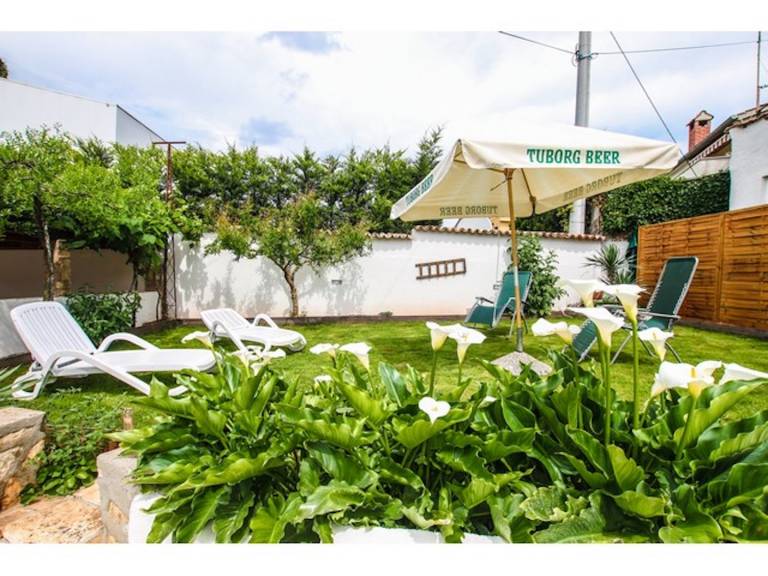 House with yard, patio & barbeque | Beach view — photo 3