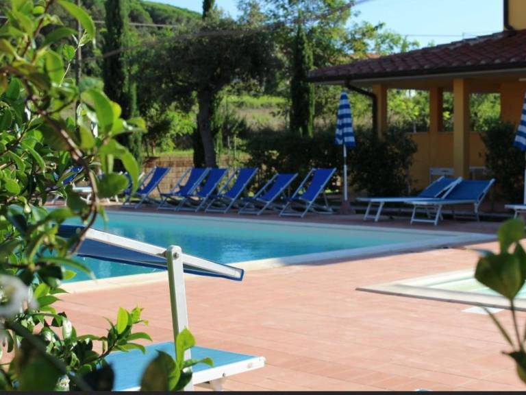Apartment with pool, patio & garden | Pet-friendly — photo 5