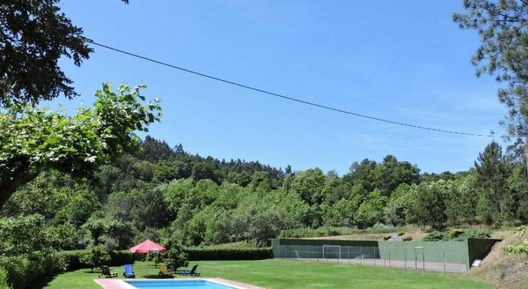 Fully equipped chalet with yard, patio & private pool | Pets allowed in Braga
