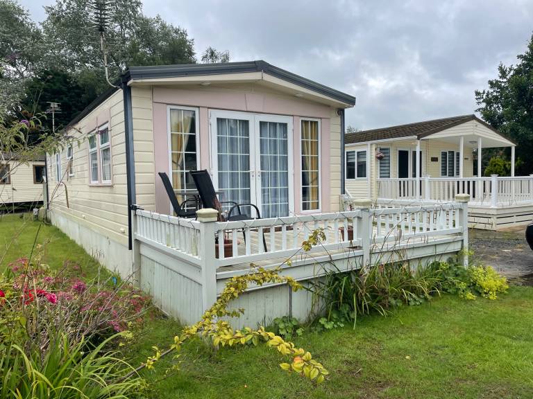 Children-friendly lodge with yard & barbeque | Lake view | Dogs allowed in Skegness