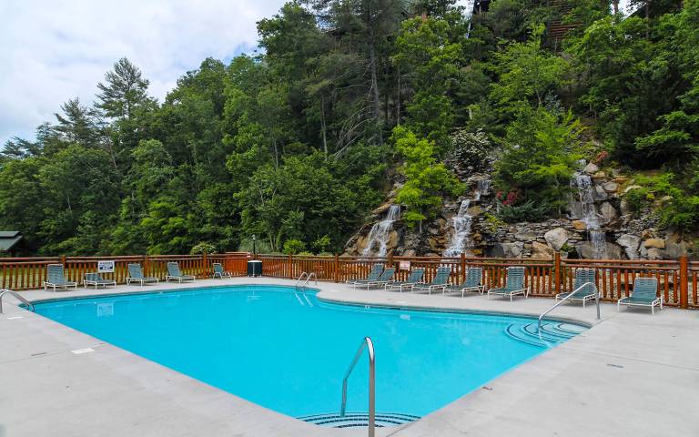 Cabin with grill, jacuzzi & pool | Mountain view in Sevierville, TN