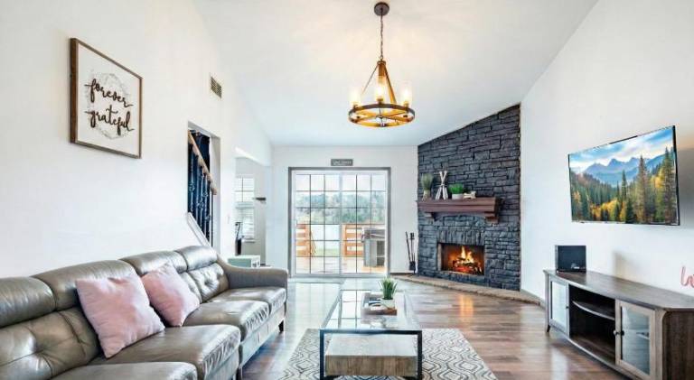 Beautiful vacation home with hot tub | Pet-friendly — photo 2