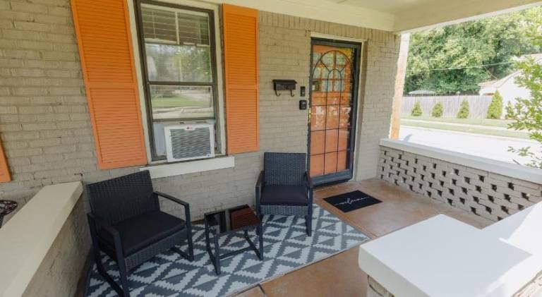 Historic Revival King Bed Midtown Memphis 70 Fast WiFi Free Parking Yes Pets — photo 3