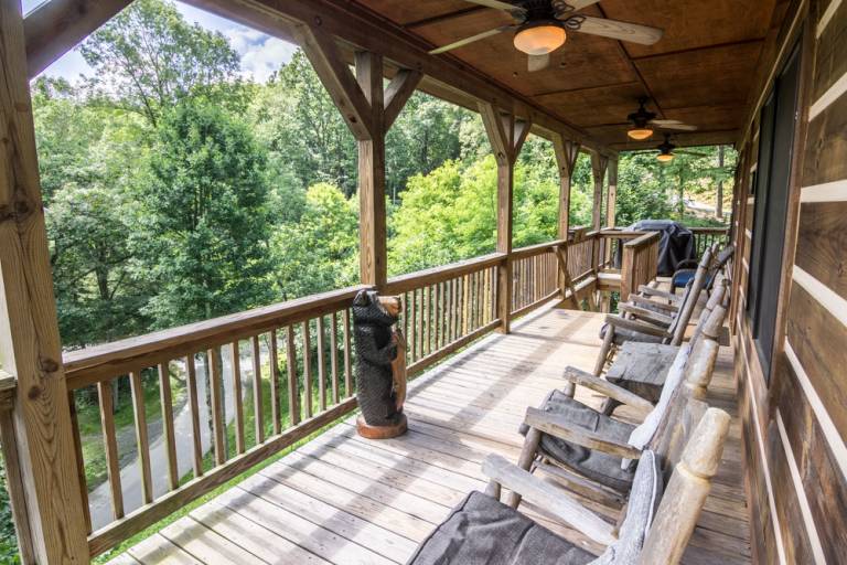 2 Cubs Cabin - Inviting cabin near Blowing Rock with hot tub, pool table, fire pit! — photo 3