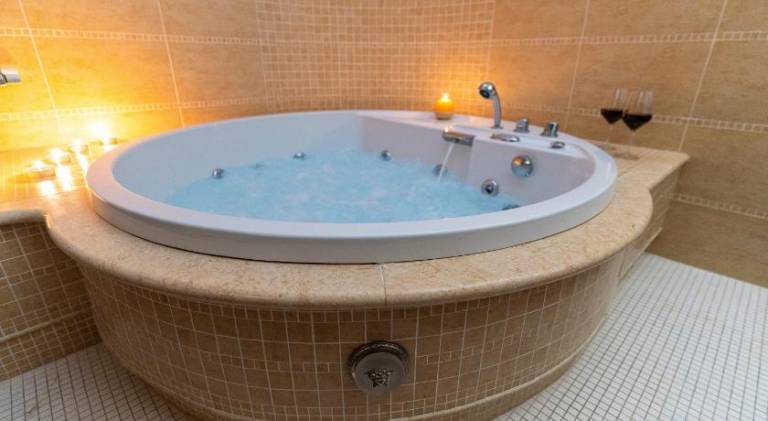 House with jacuzzi — photo 5