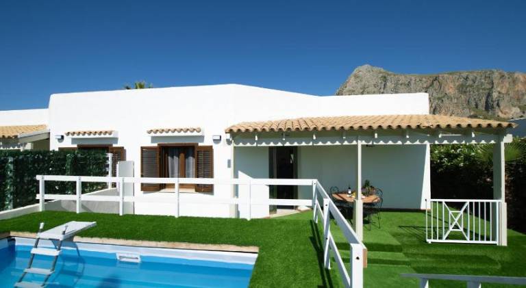 Villa with pool — photo 4