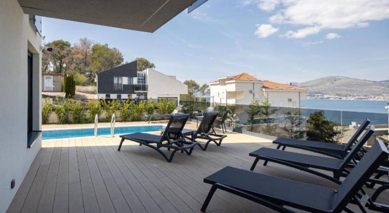 Villa with patio, private pool & grill | Good for workation — photo 5