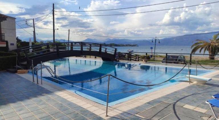 Rental apartment with pool in Aigialeia