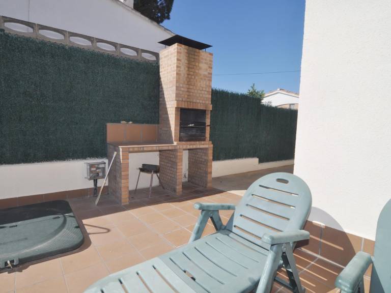 Villa with barbecue, private pool & garden — photo 5