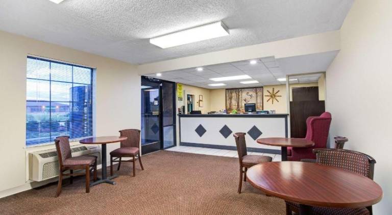Super 8 By Wyndham Clarksville East — photo 3