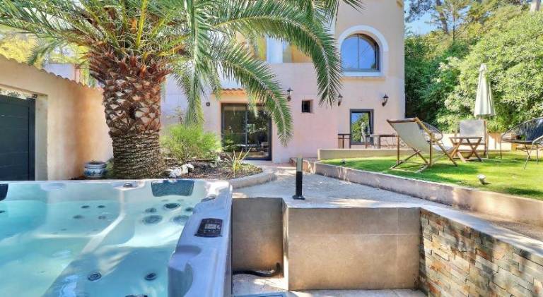 Villa with yard, terrace & pool — photo 2