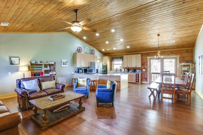 Family Cabin w/ Private Hot Tub & Views in Boone! — photo 4