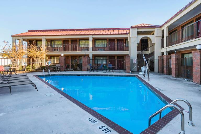 Red Roof Inn & Suites Scottsboro — photo 2