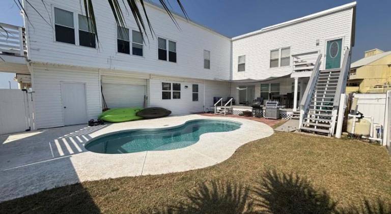 Vacation home with pool | Next to the beach | Pets are welcome in Pensacola, FL