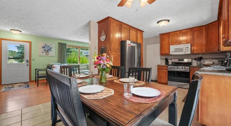 LAKEFRONT PARADISE 4 bedroom Home w direct lake access, Pets OK — photo 2