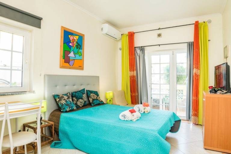 'Studio Anastacio' with Pool, Private Terrace & Wi-Fi in Albufeira