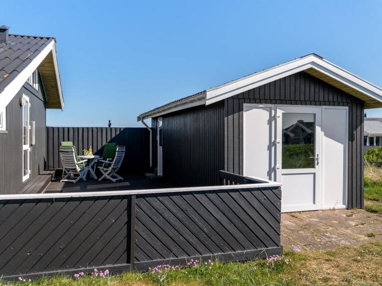 House with patio — photo 4