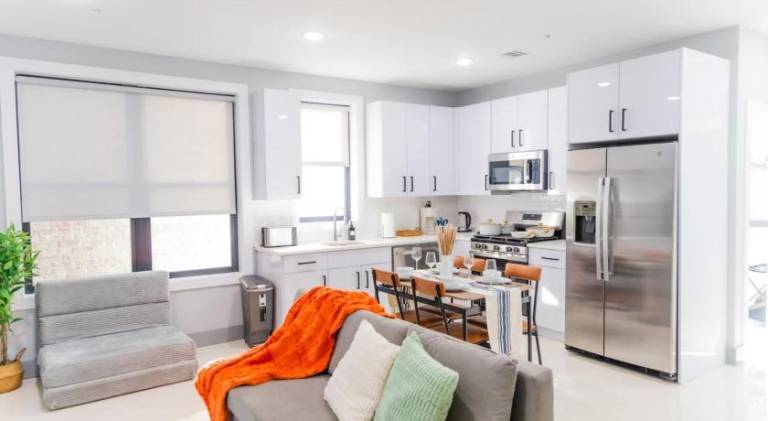 Modern 1 Bedroom Apt with Quick NYC Access and Free Parking — photo 2