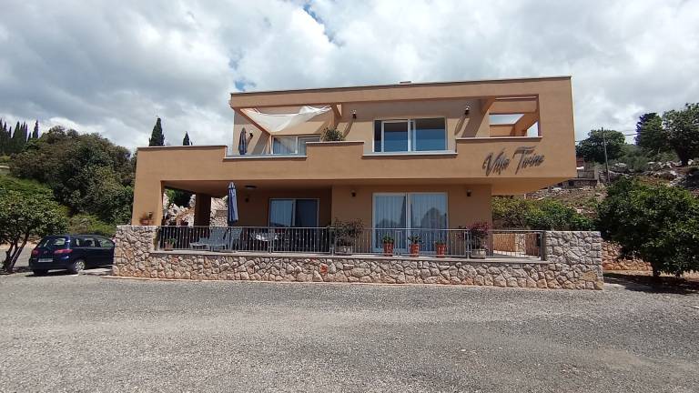 Holiday apartment with patio, garden & grill in Konavle